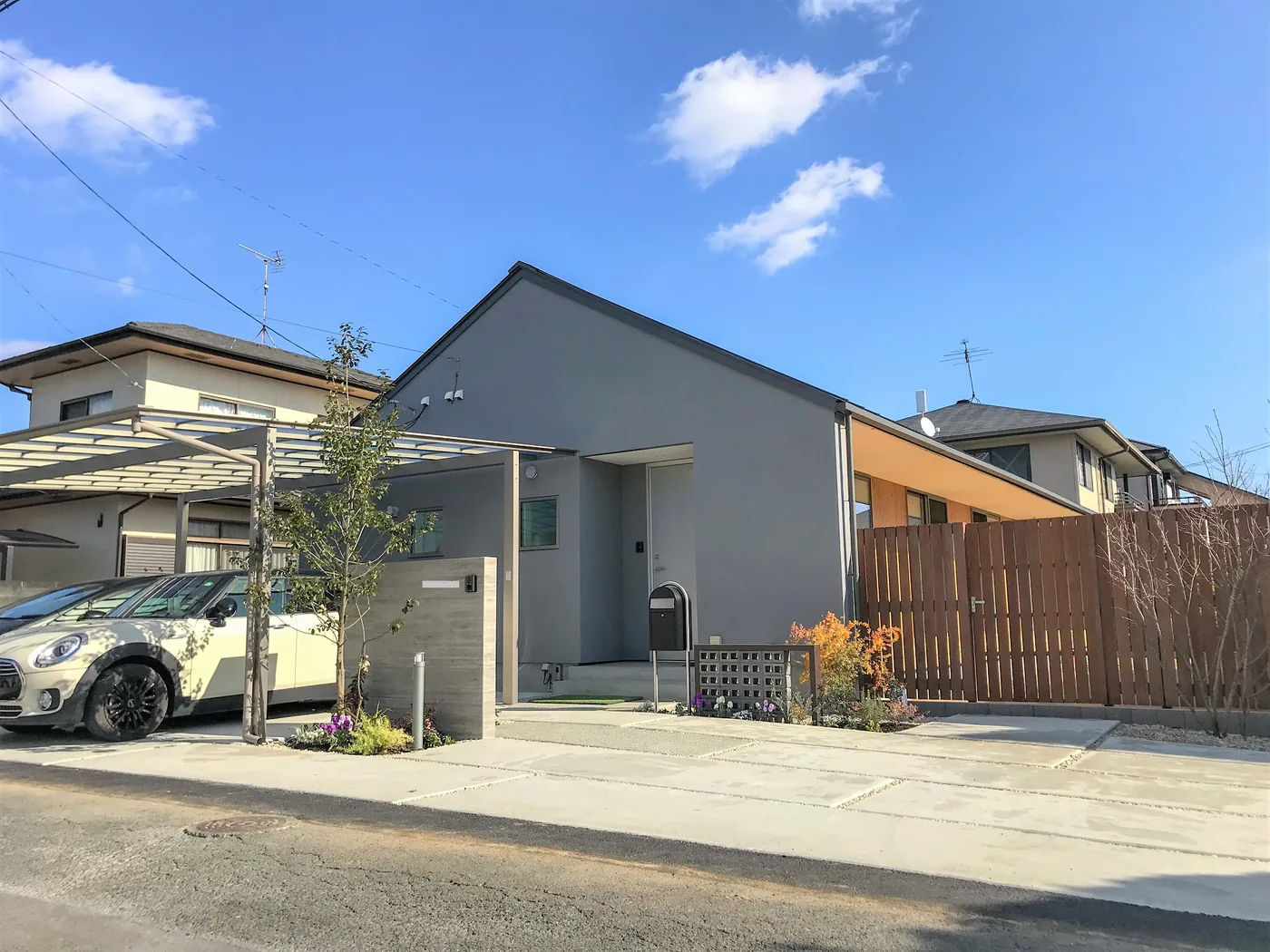 住まい全体から見る縦板フェンスと植栽の関係