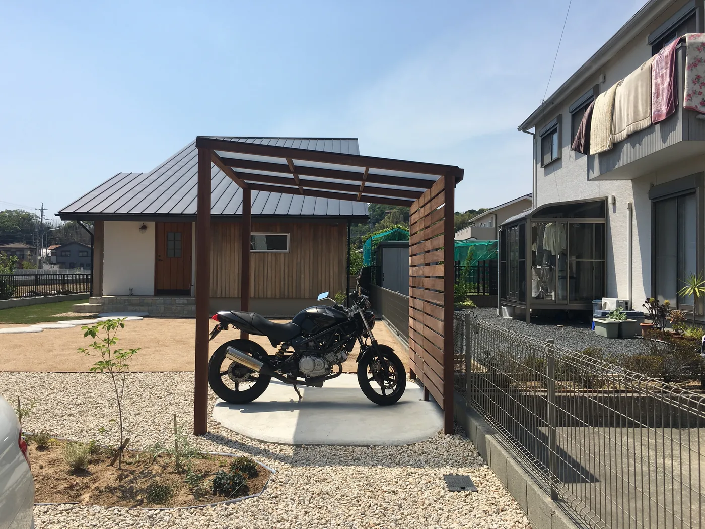 屋根面と横板スクリーン、車体を含む側面全景