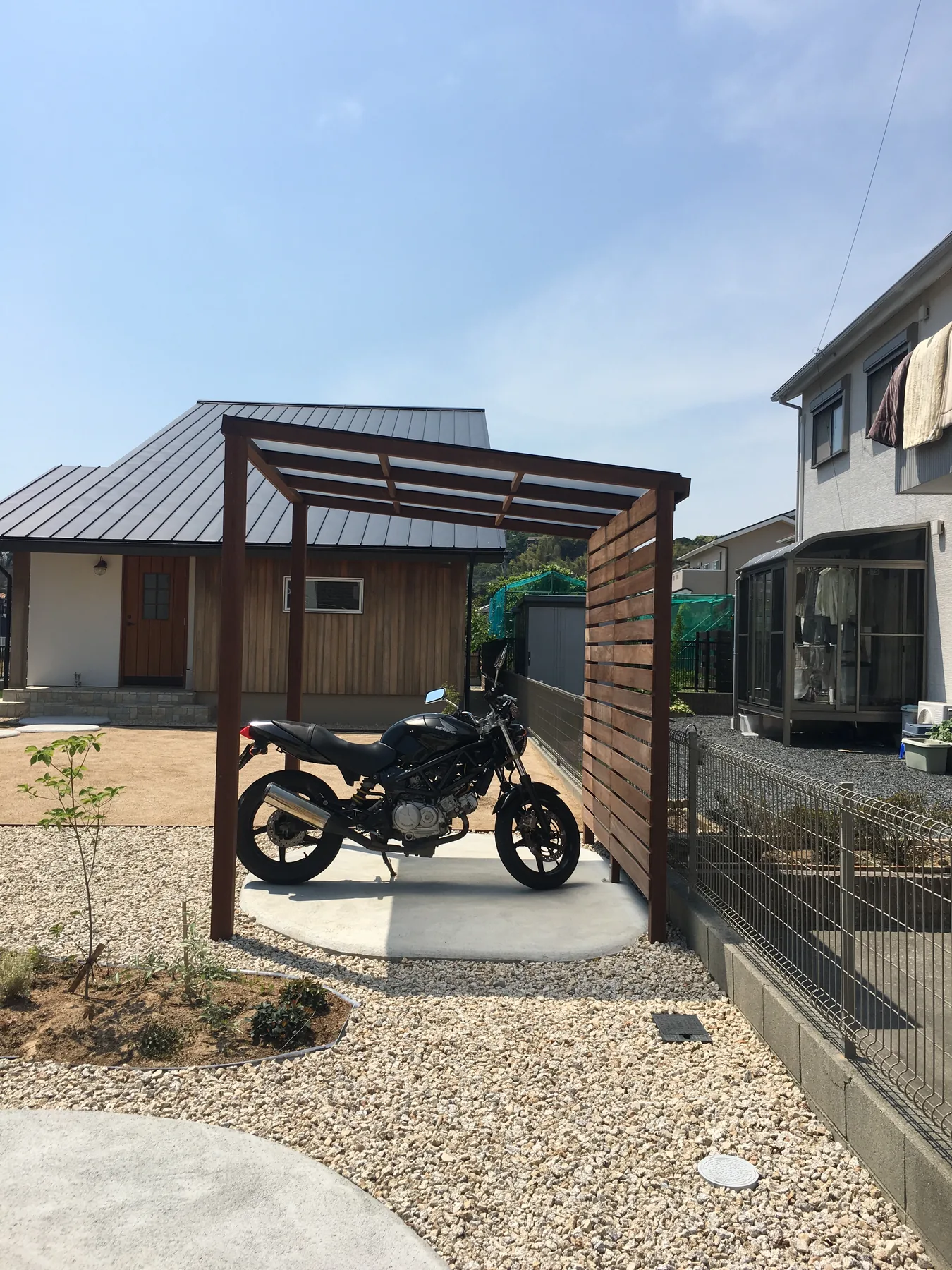 建物外観と木製フレームを含む正面全景