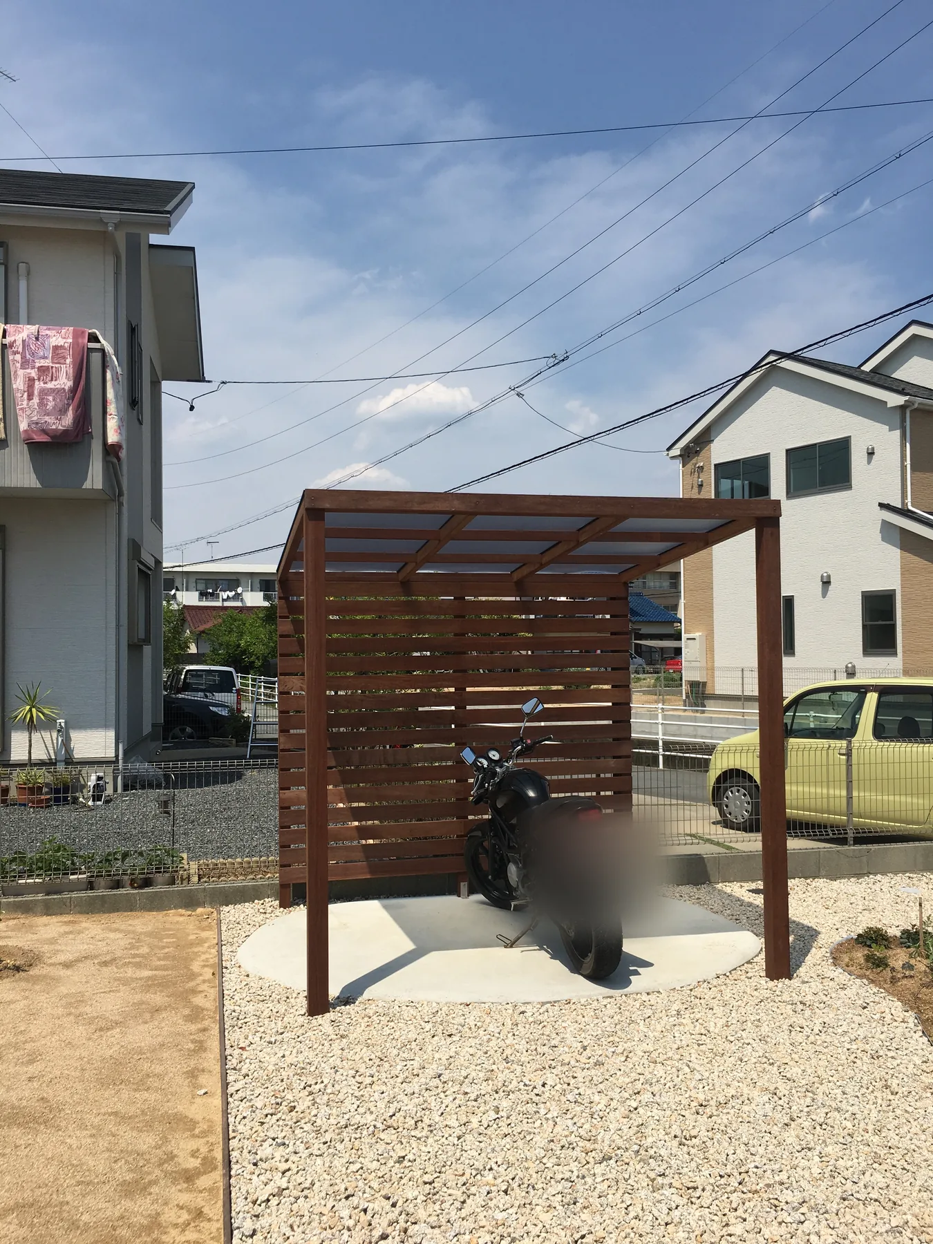 横板スクリーン側から見るウリン屋根フレーム