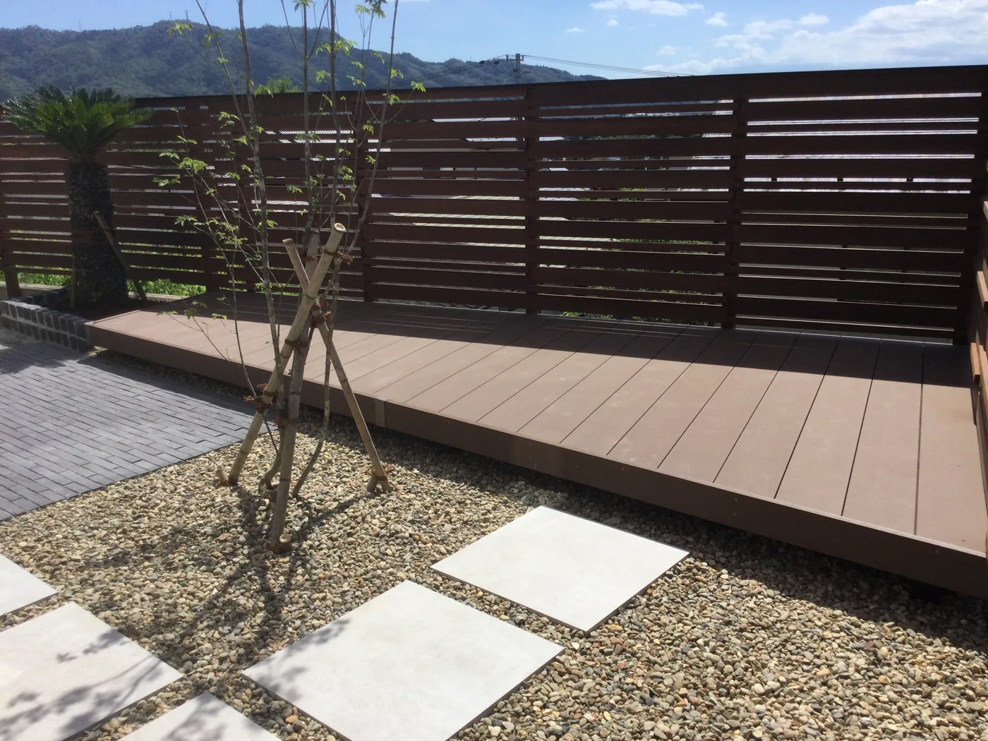建物脇の視線を整えるフェンス端部