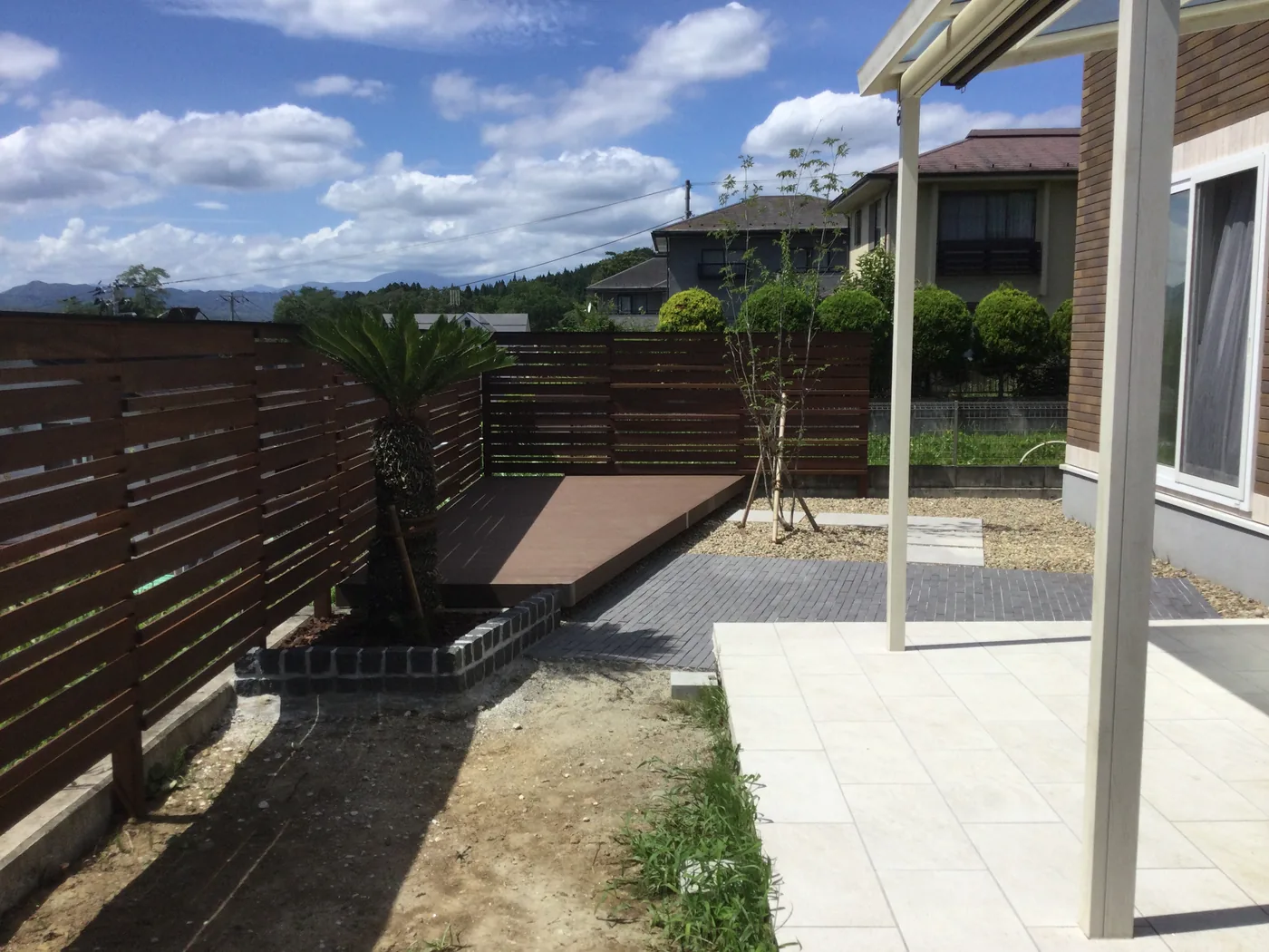 屋根付きテラスから庭の居場所へ続く動線