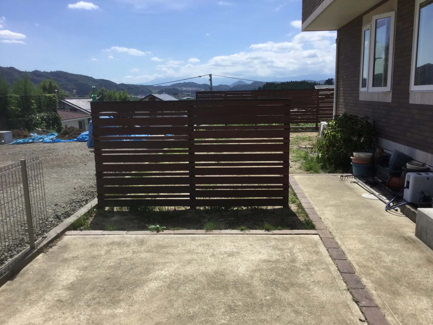 空と遠景を残す横板の高さと隙間