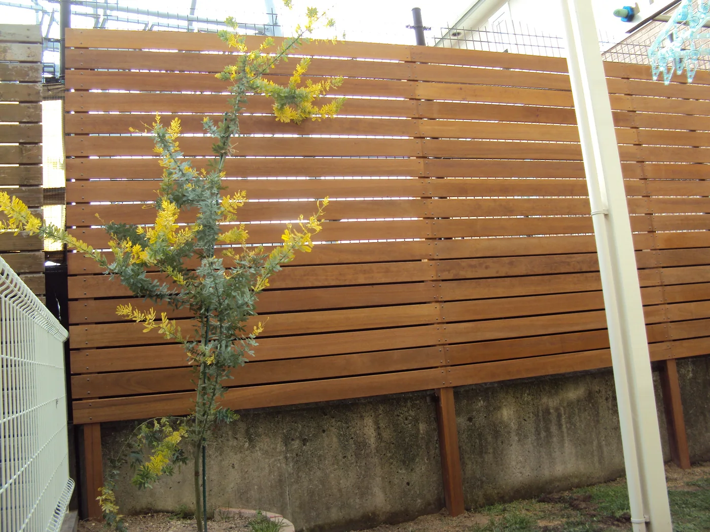 建物脇へ長く設けたウリンフェンス全景