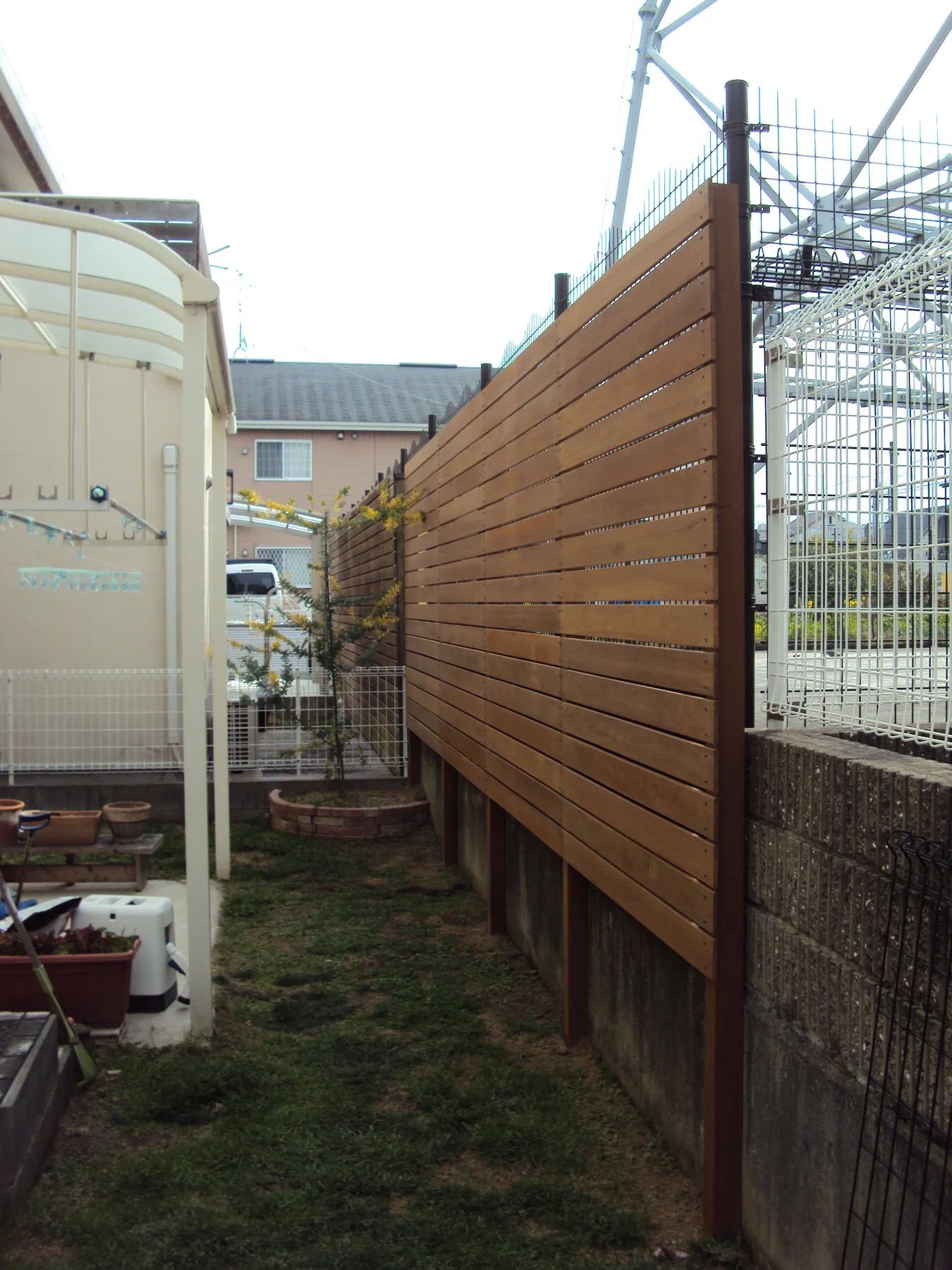住宅と境界の間に続く高尺フェンス
