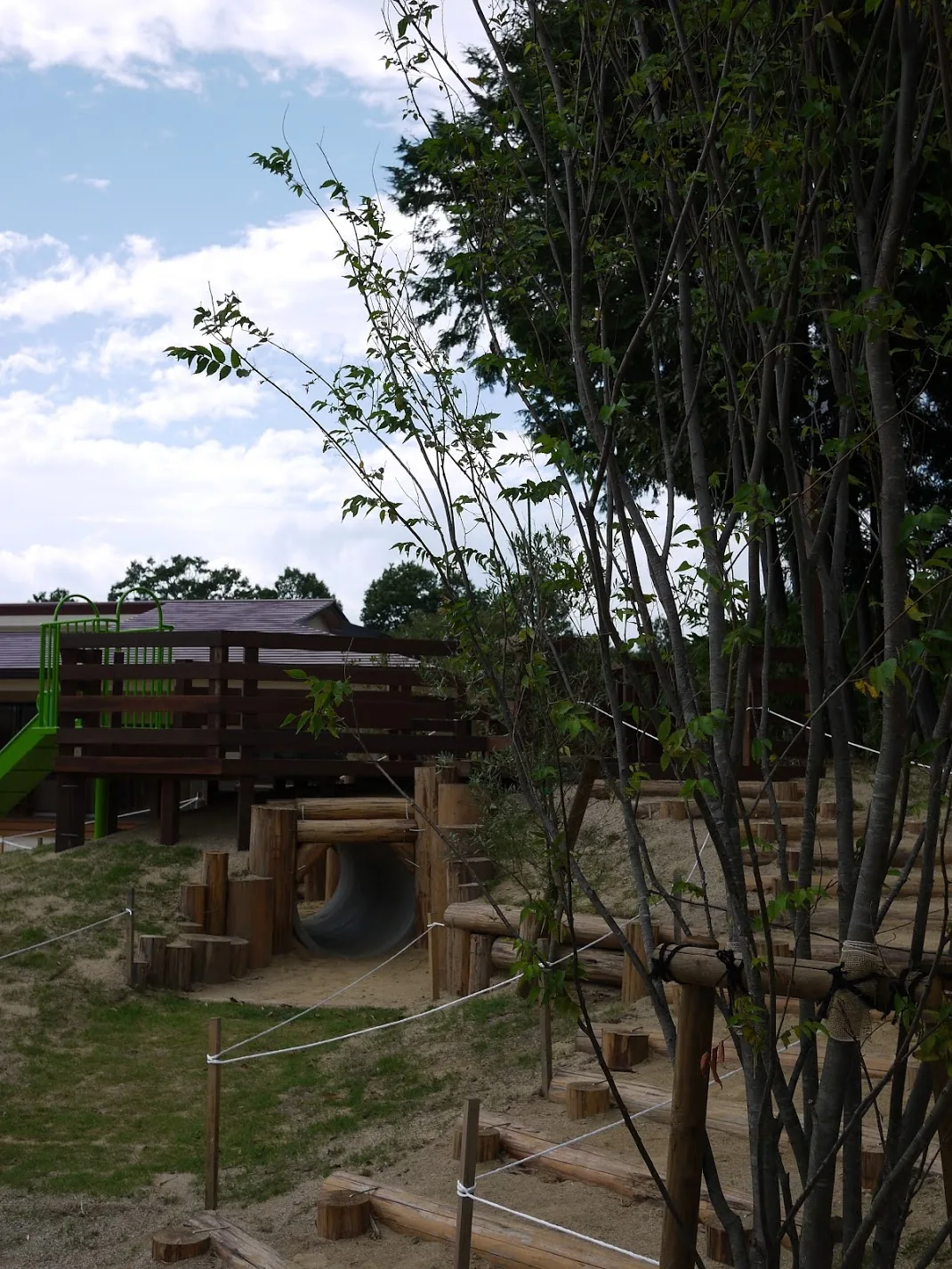樹木の間に設けたウリン遊具デッキの遠景