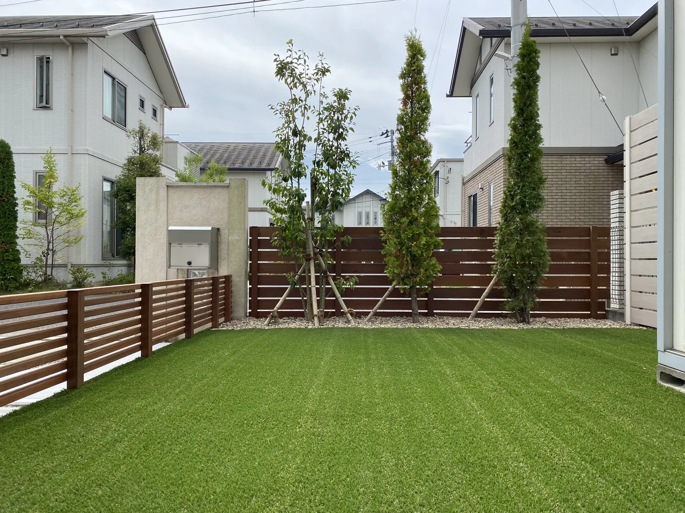 庭全体と既存植栽を見渡す完成後の眺め