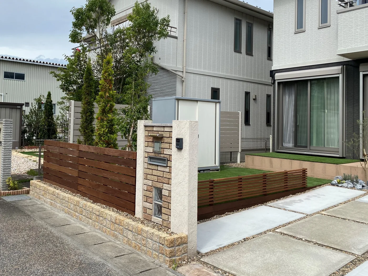 門柱と低いフェンスを組み合わせた道路側の外観