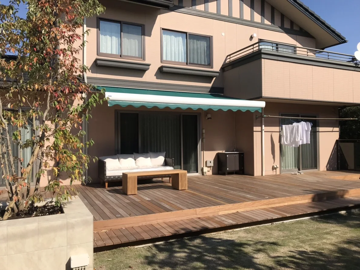 住宅と大型ガーデンデッキを見渡す全景