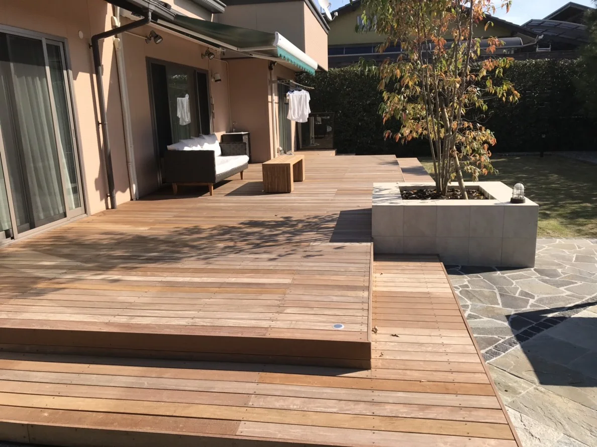 建物沿いに広がる大型ウリンデッキと段差