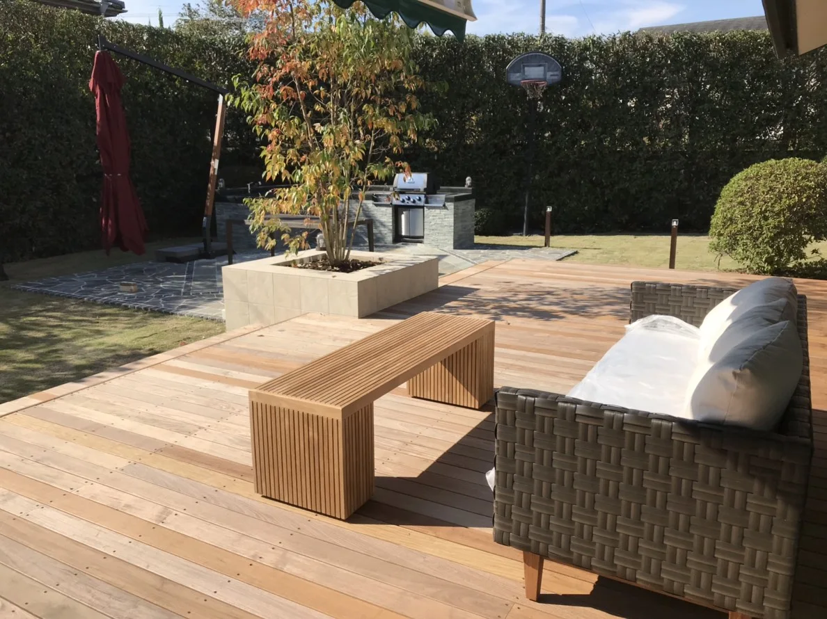 造作ベンチと植栽桝を備えた木床