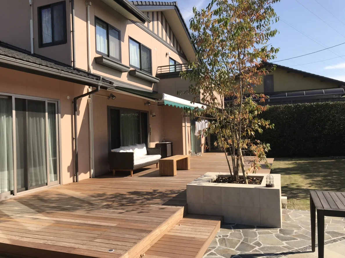 植栽を囲むウリン床と屋外家具