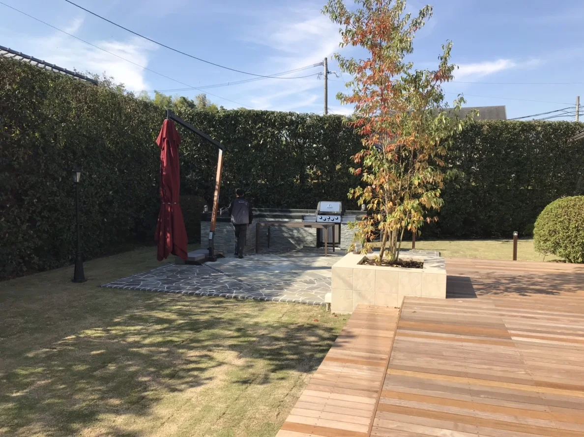デッキから石貼りテラスへ続く庭動線