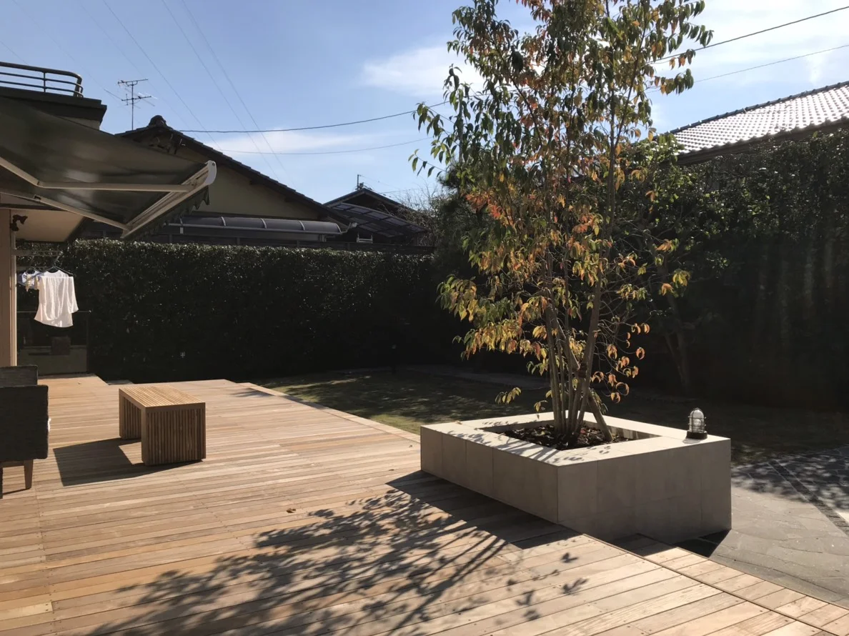 シンボルツリーと造作ベンチを含む庭景
