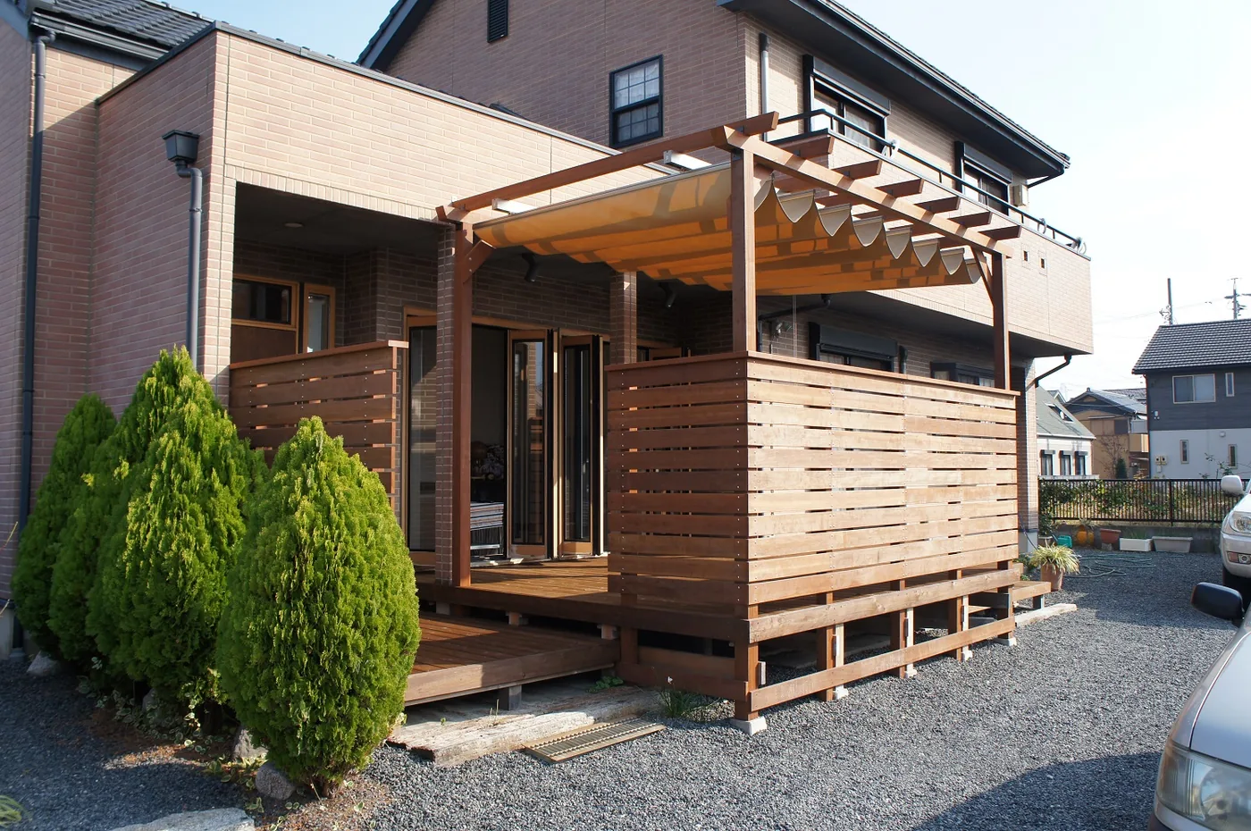横板フェンスと段差を含むウリンデッキ・パーゴラの全景