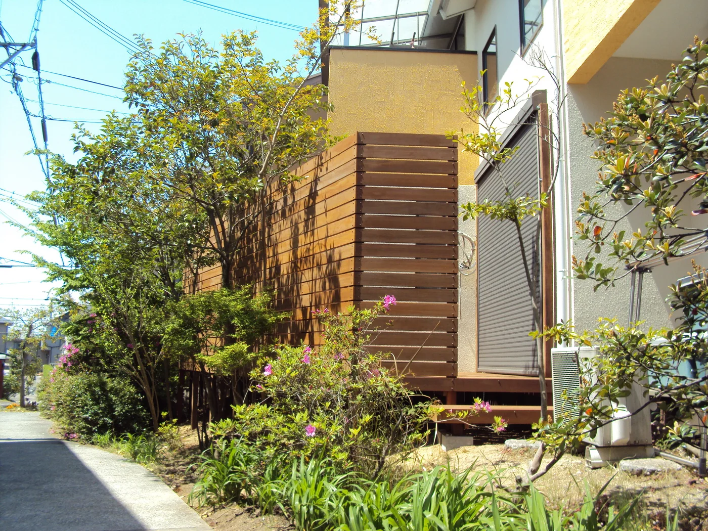 植栽越しに見るウリンデッキの入口