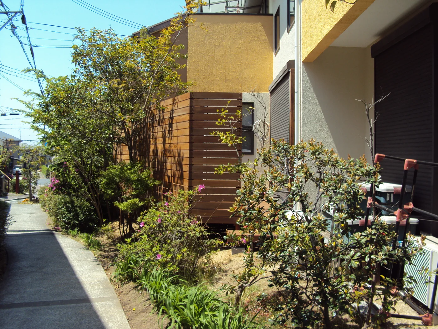 建物脇から植栽と木床を見渡す様子