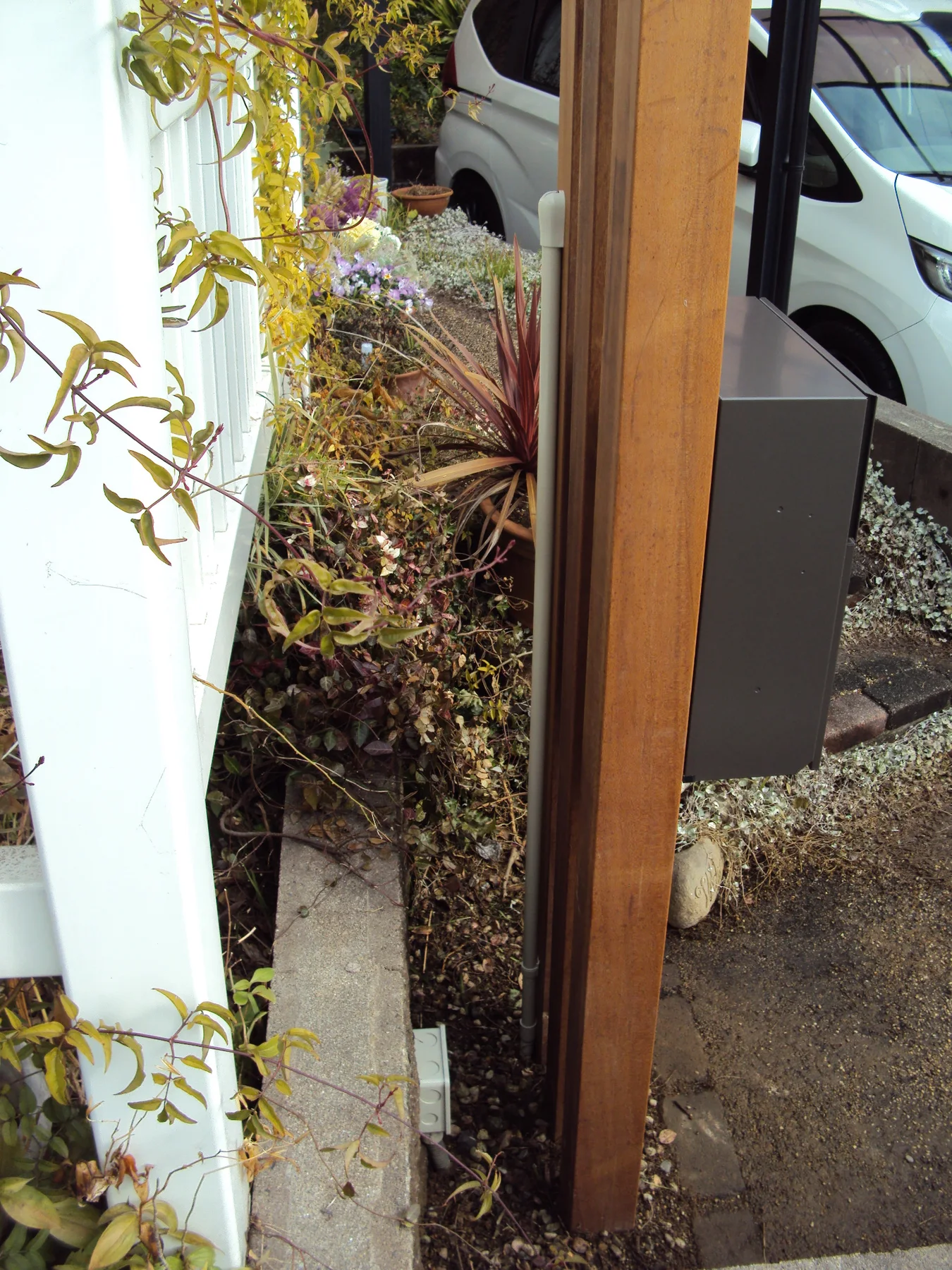 角柱と植栽帯の取り合いを見た近景