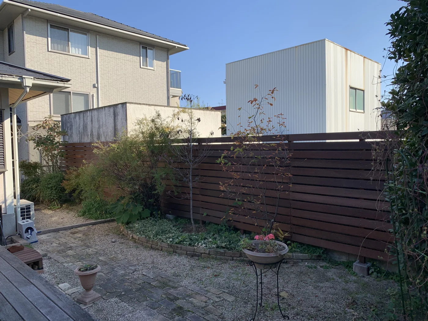 住宅と植栽を含むウリン横板フェンス全景
