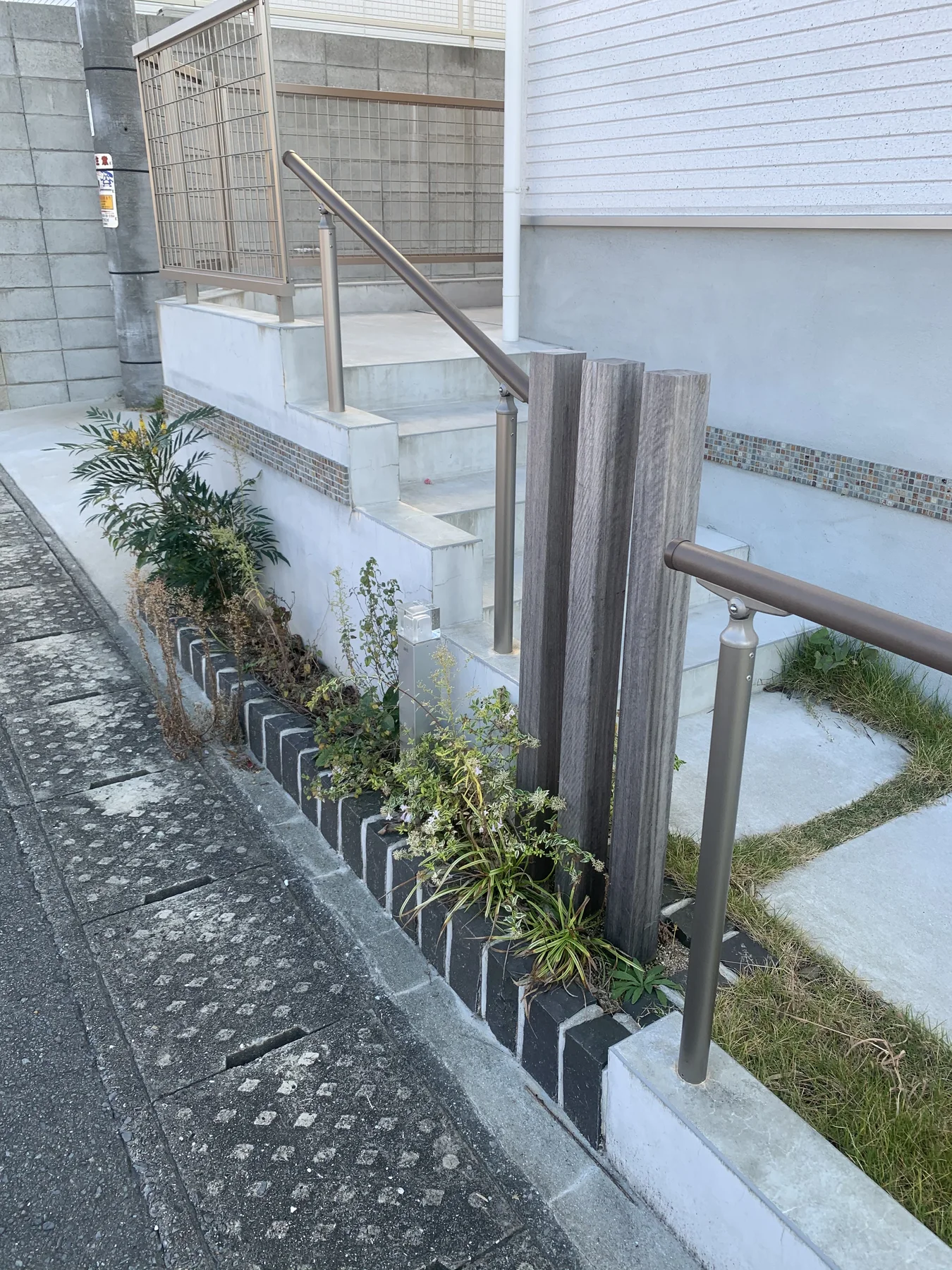 植栽と手すりに沿う玄関アプローチ全景