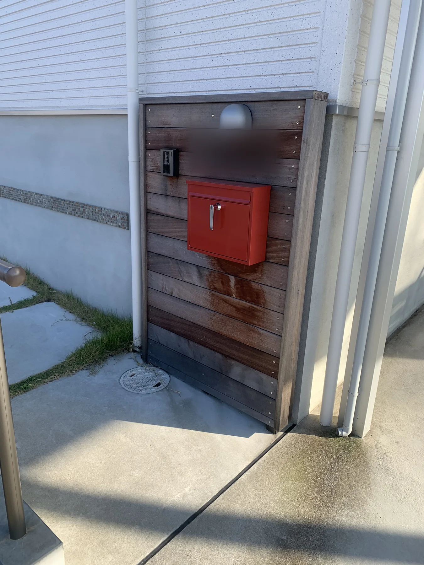 赤いポストを組み込んだウリン横板スクリーン