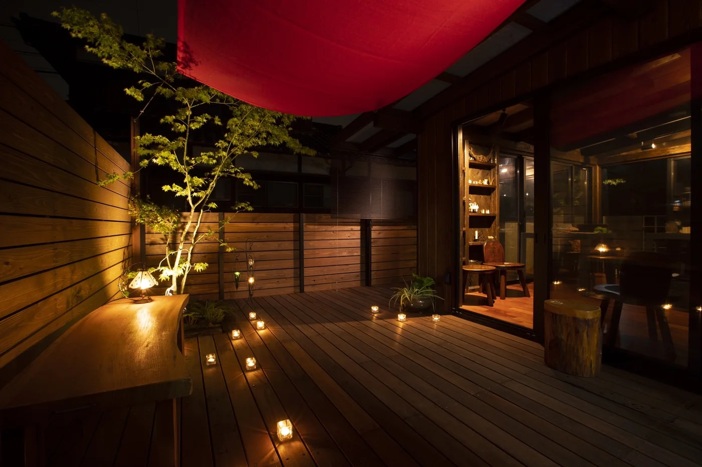 植栽と木床を照らすウリン中庭デッキの夜景