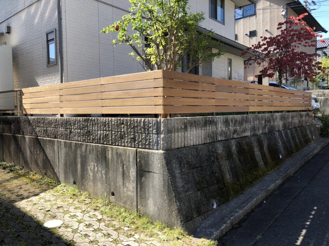 擁壁上に設けたウリン横板フェンスの道路側全景