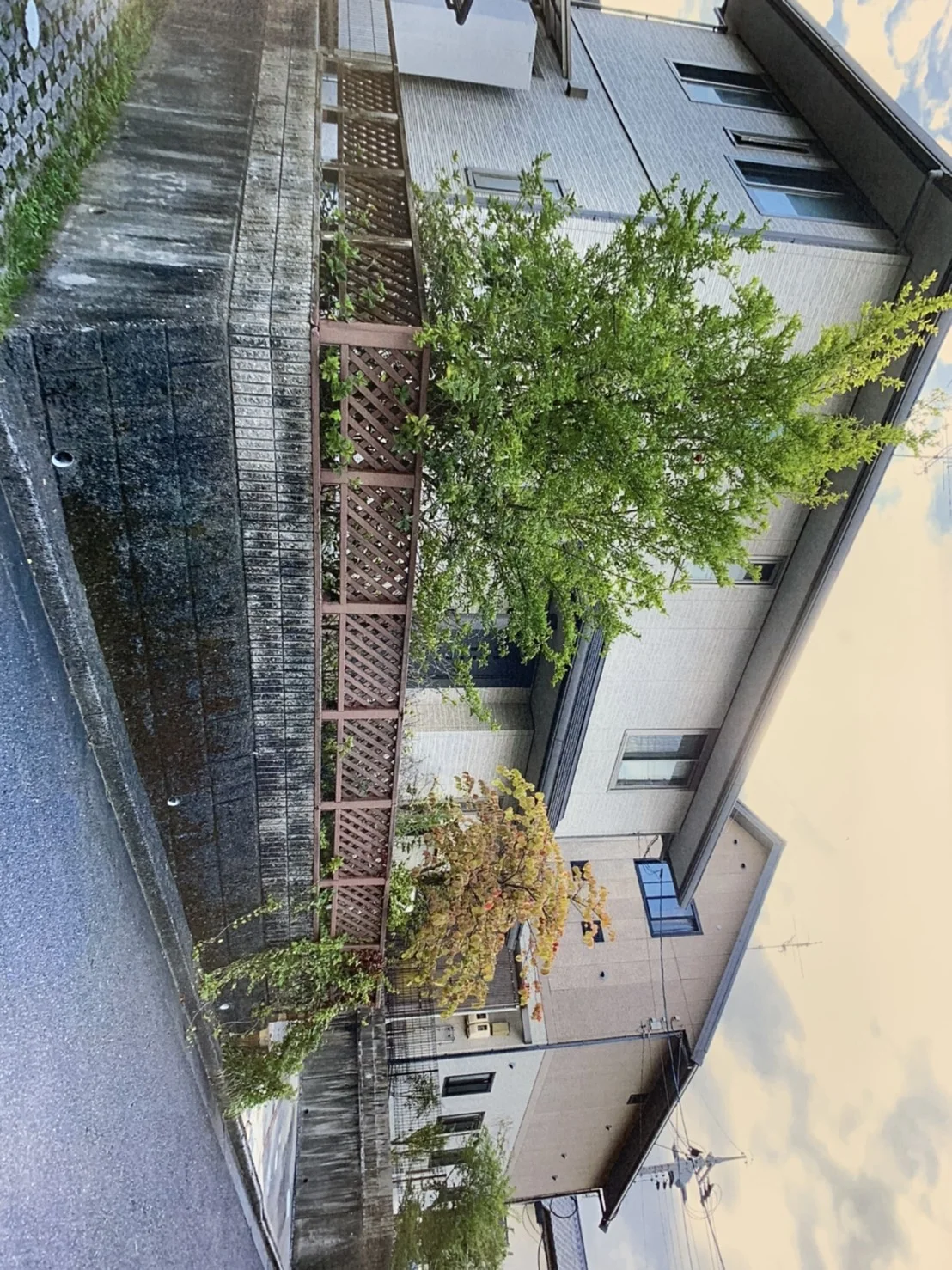 高低差のある敷地境界を上から見た様子