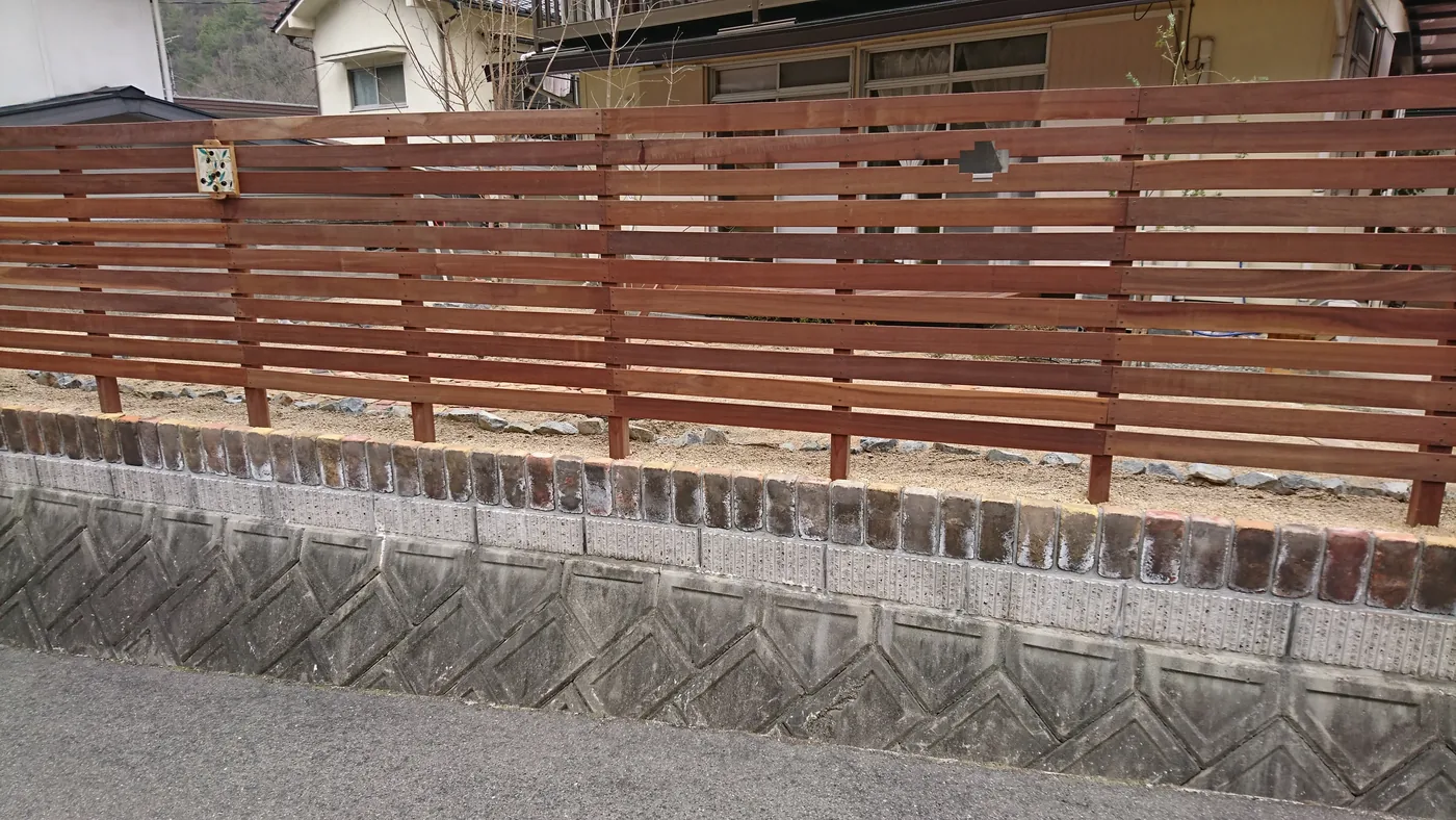道路沿いに長く続くウリン横板フェンス