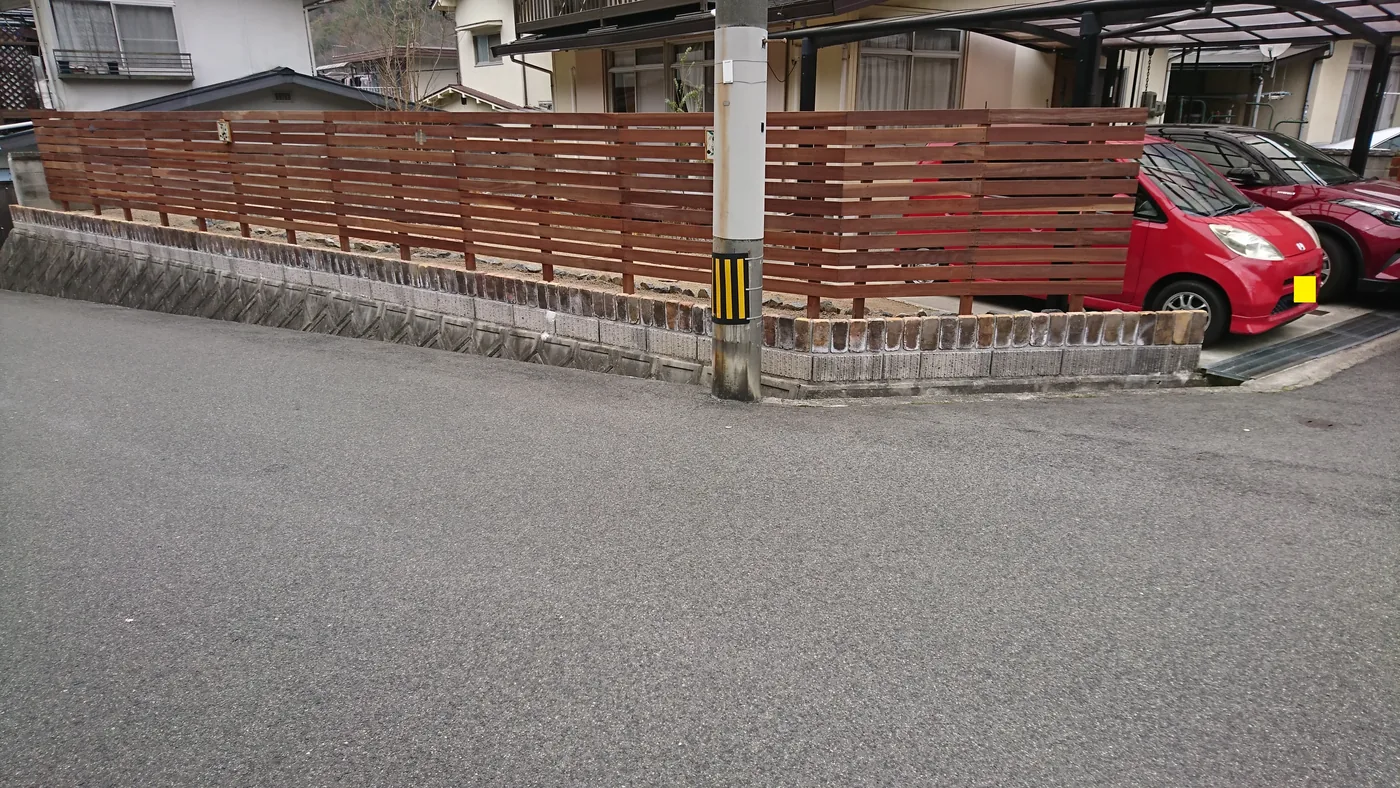 道路側から見る横板フェンスと住宅外構