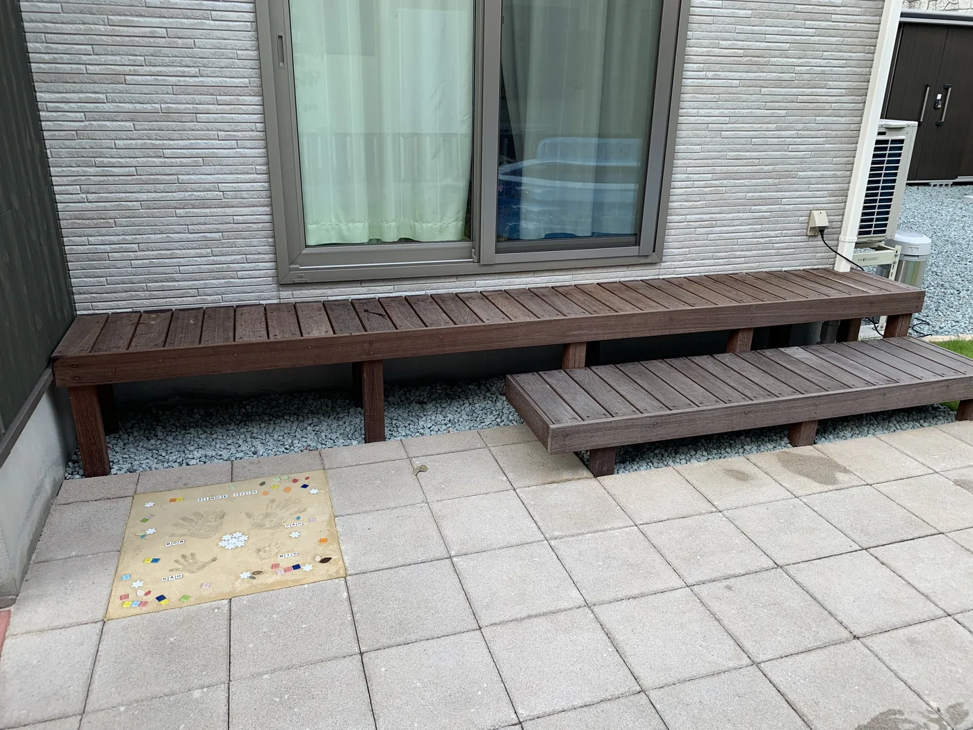 掃き出し窓前のウリンベンチと低いステップ