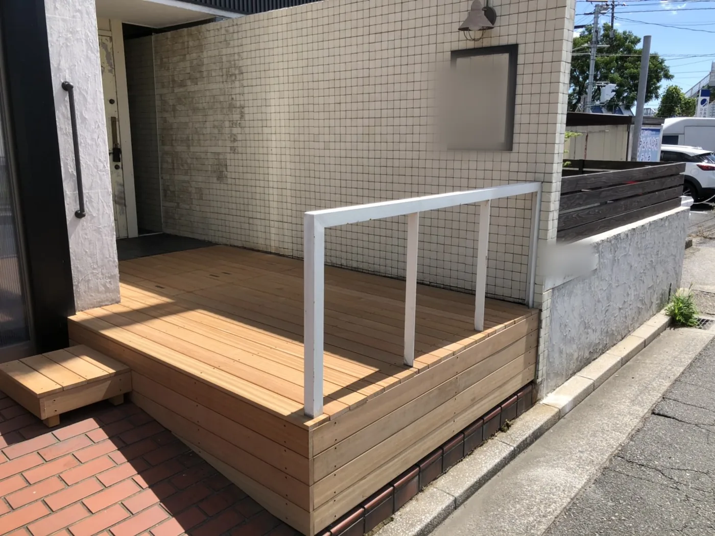 道路側から見るウリンエントランスデッキの全景