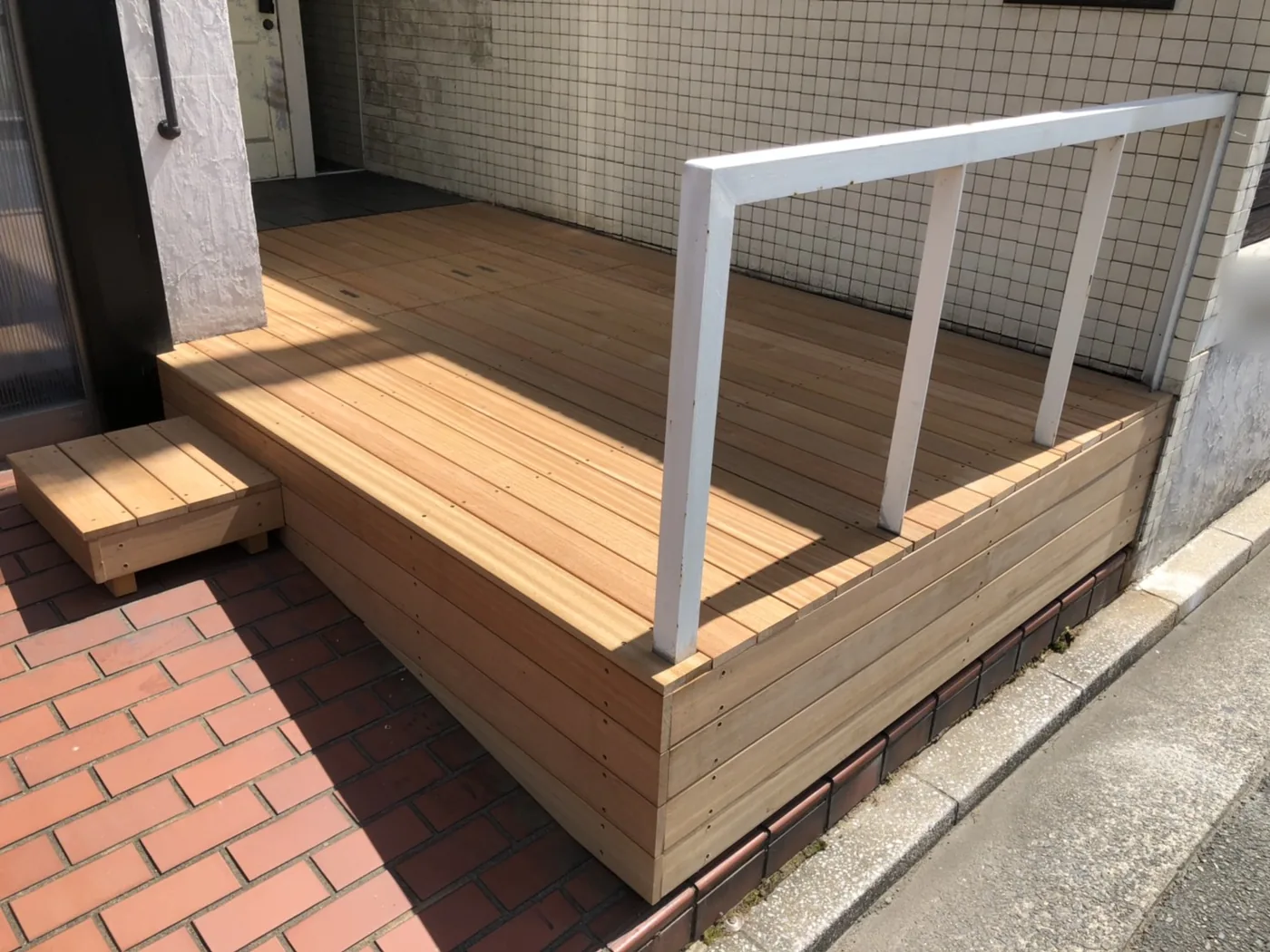 店舗入口に納めたウリン床と白い手すりの近景