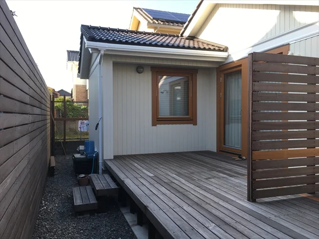 建物脇から見る床面と目隠しフェンスの納まり