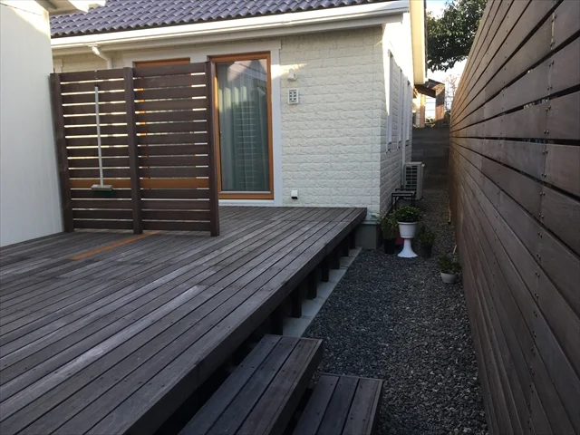 横板フェンスに囲まれた勝手口デッキの近景