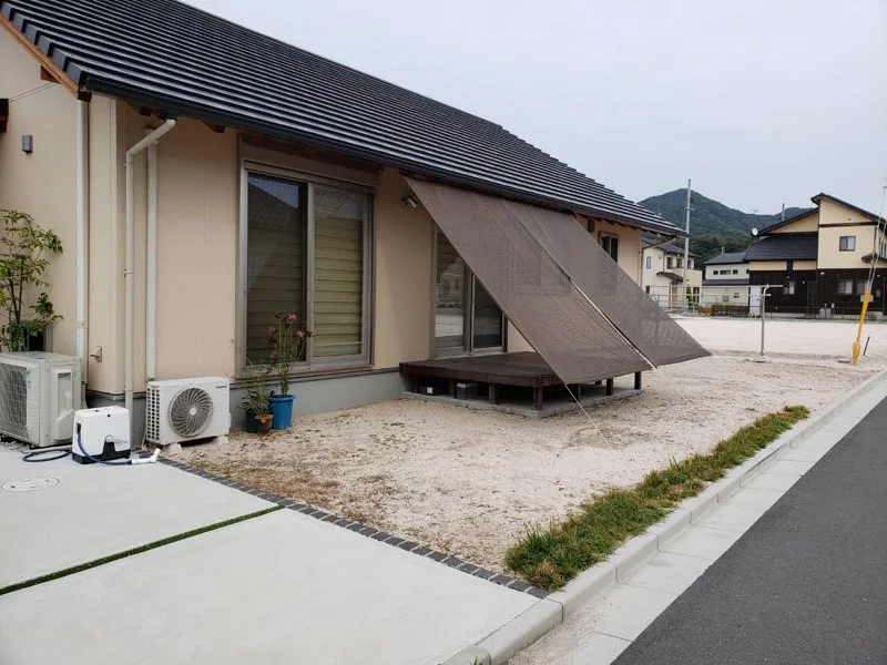 斜め架構の足元へ納めたコンパクトなウリンデッキ