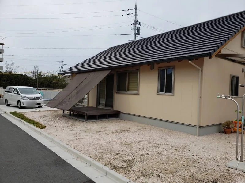 平屋の外観と掃き出し窓前の低床ウリンデッキ