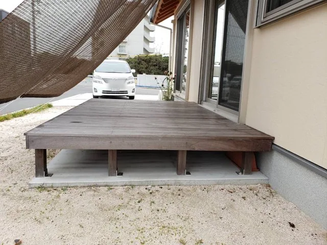 掃き出し窓に沿うウリン床板と支持脚の近景
