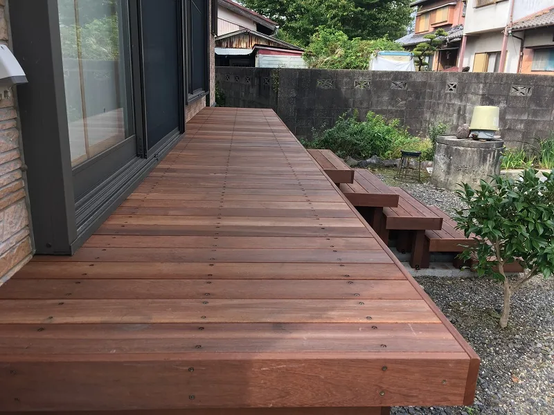 掃き出し窓から続く床面と庭側の段差