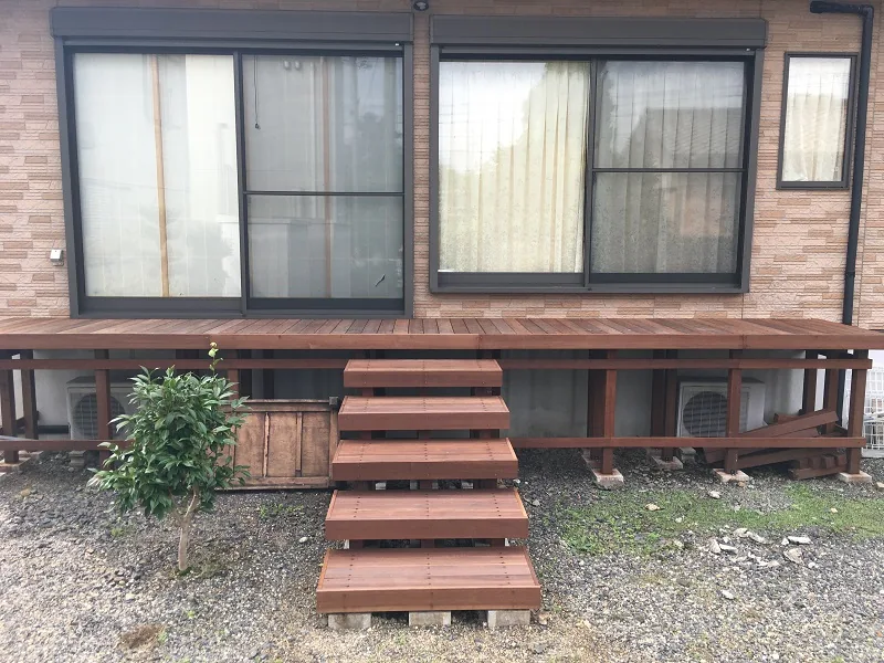 住宅正面から見る段差ステップと高床デッキ