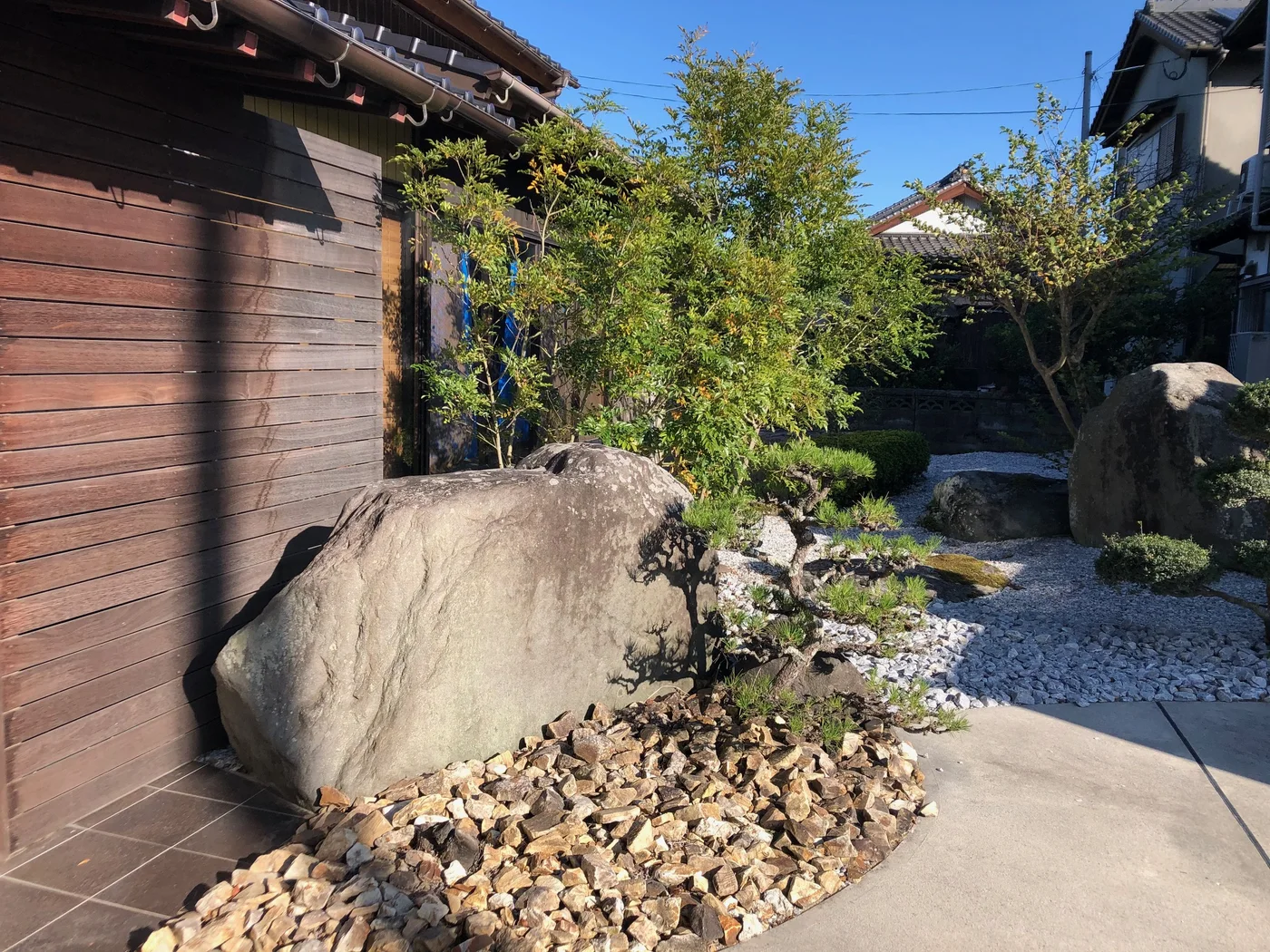 石と竹のアプローチに沿うウリン壁面の全景