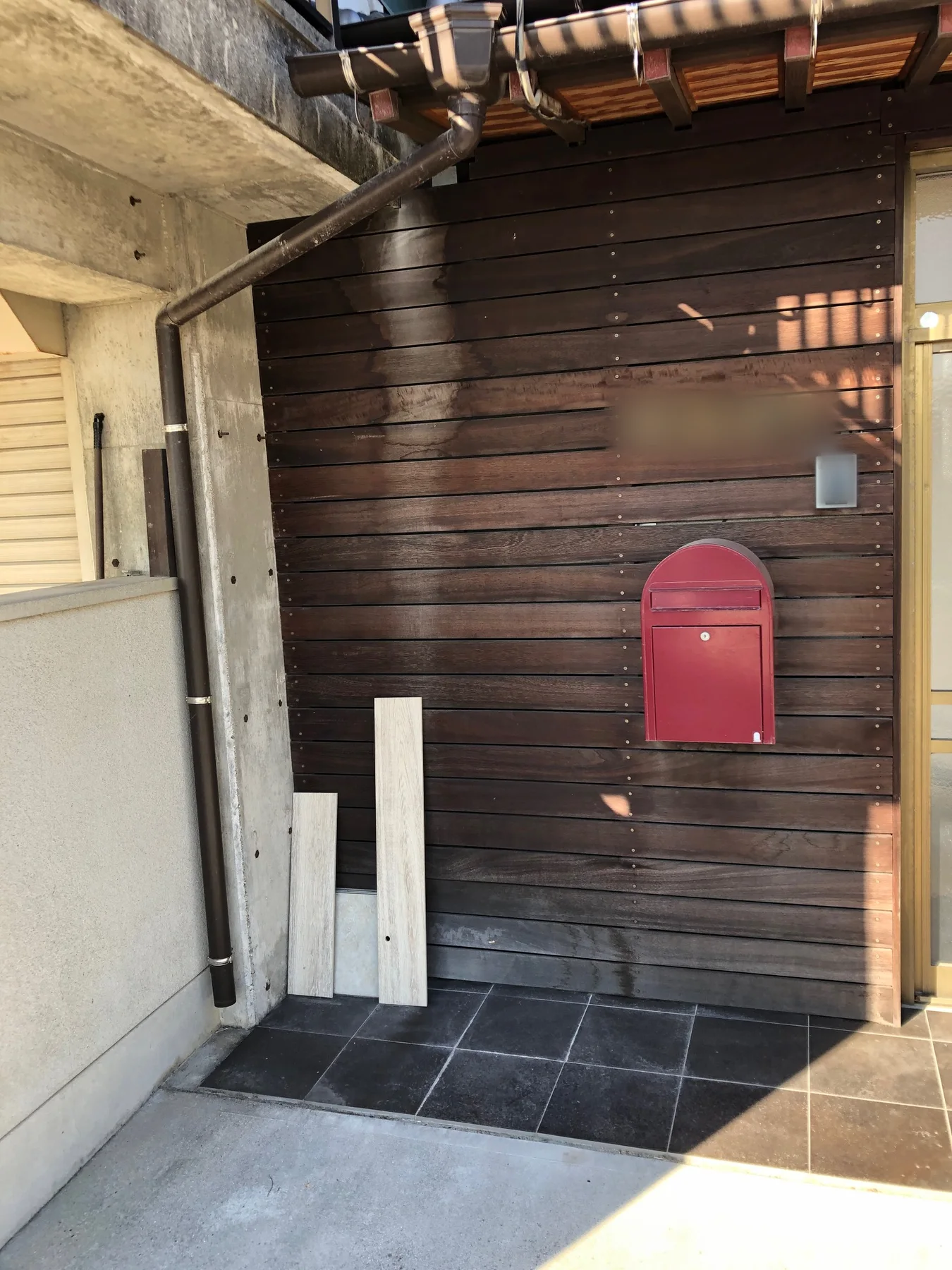 玄関側から見る横板スクリーンとポストの納まり