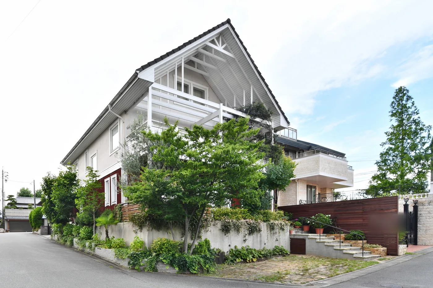 角度を変えて見る住宅外観と横板フェンス