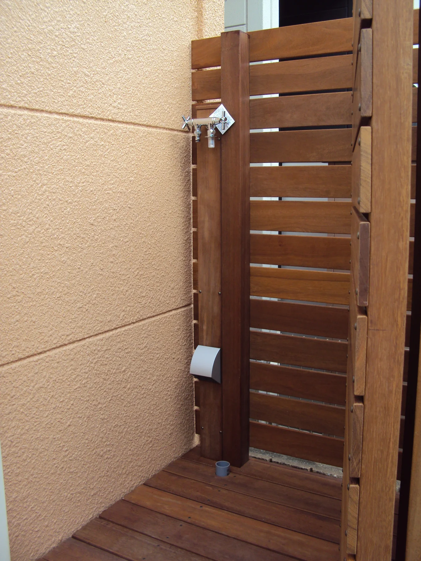 建物側に納めたウリン門扉