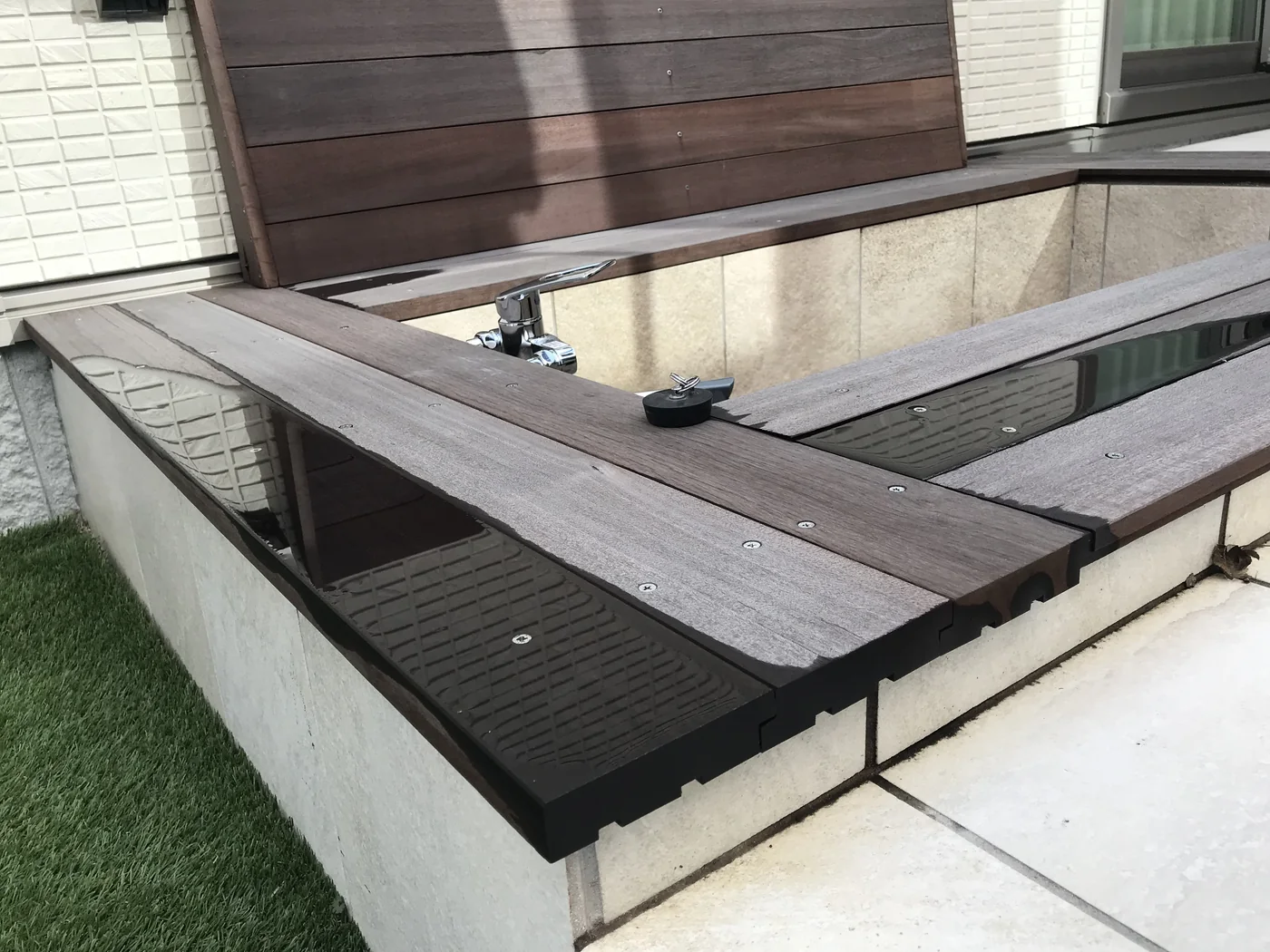 木製縁取りと内部の納まりを確認できる近景