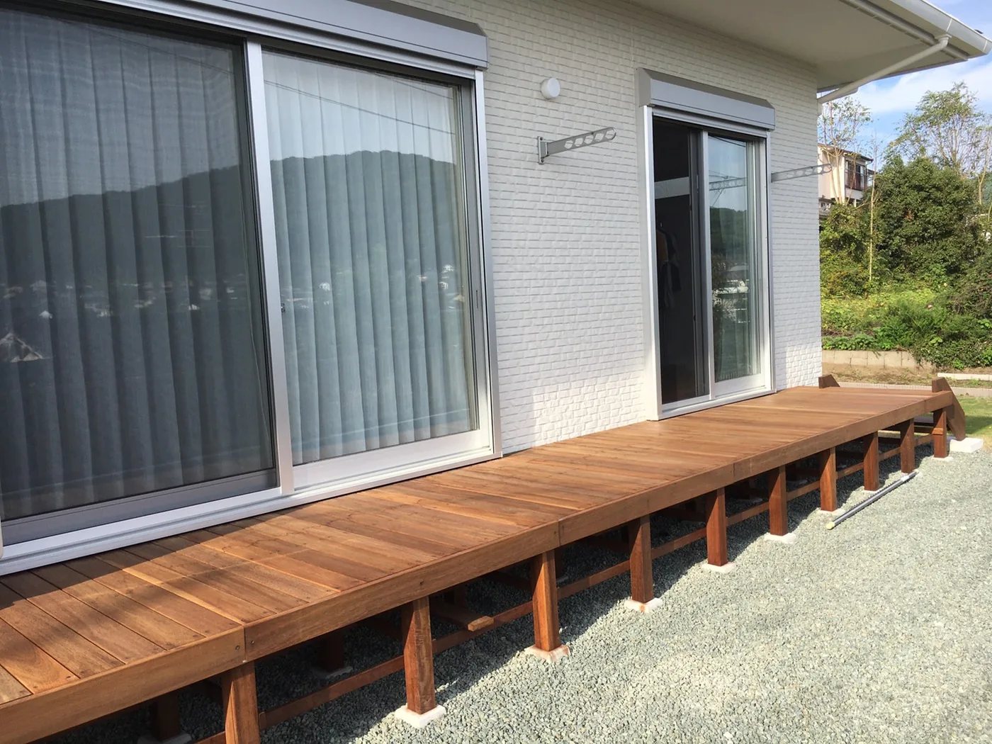 掃き出し窓と床板の高さ関係が分かる近景