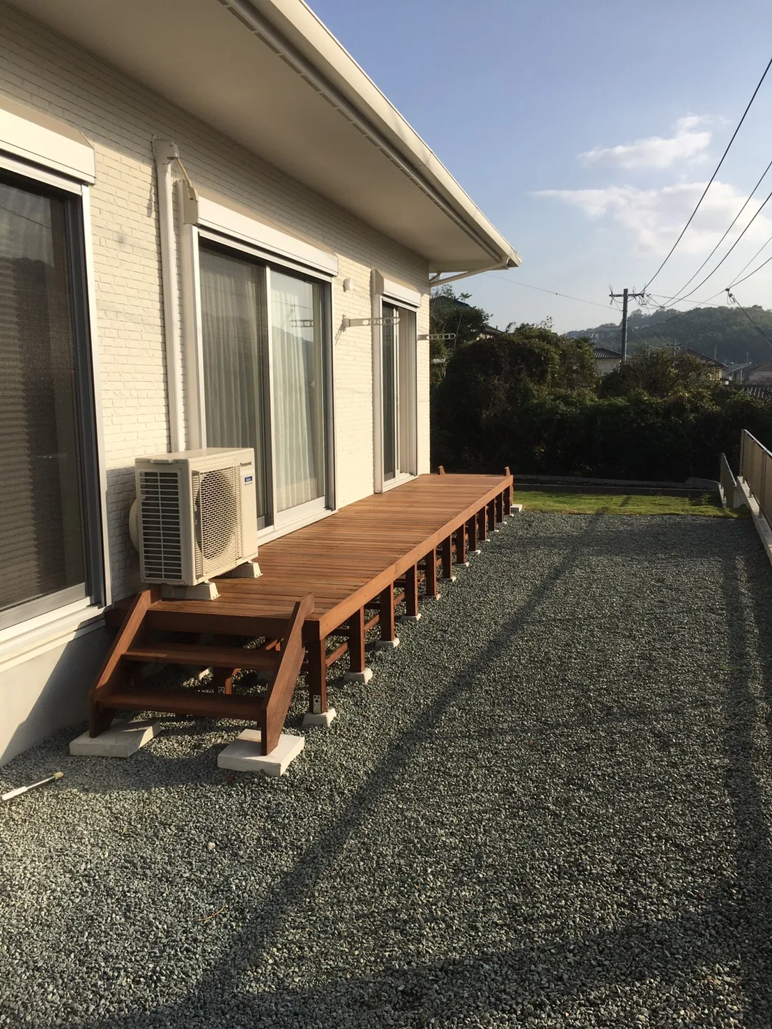 端部の段差ステップと砂利敷きの庭