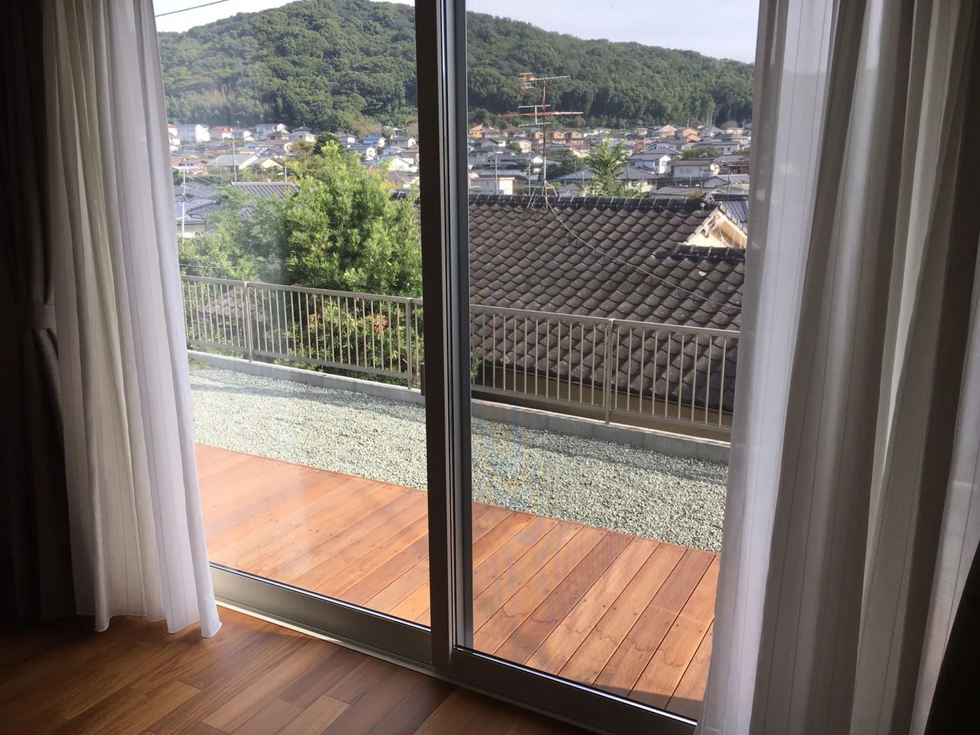 室内から窓越しに見るウリン縁側デッキ