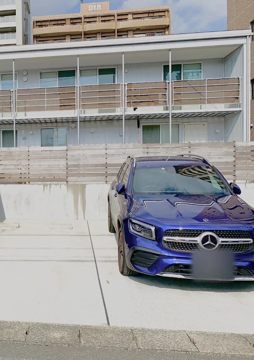 車を置いた状態で確認できるフェンスと駐車動線