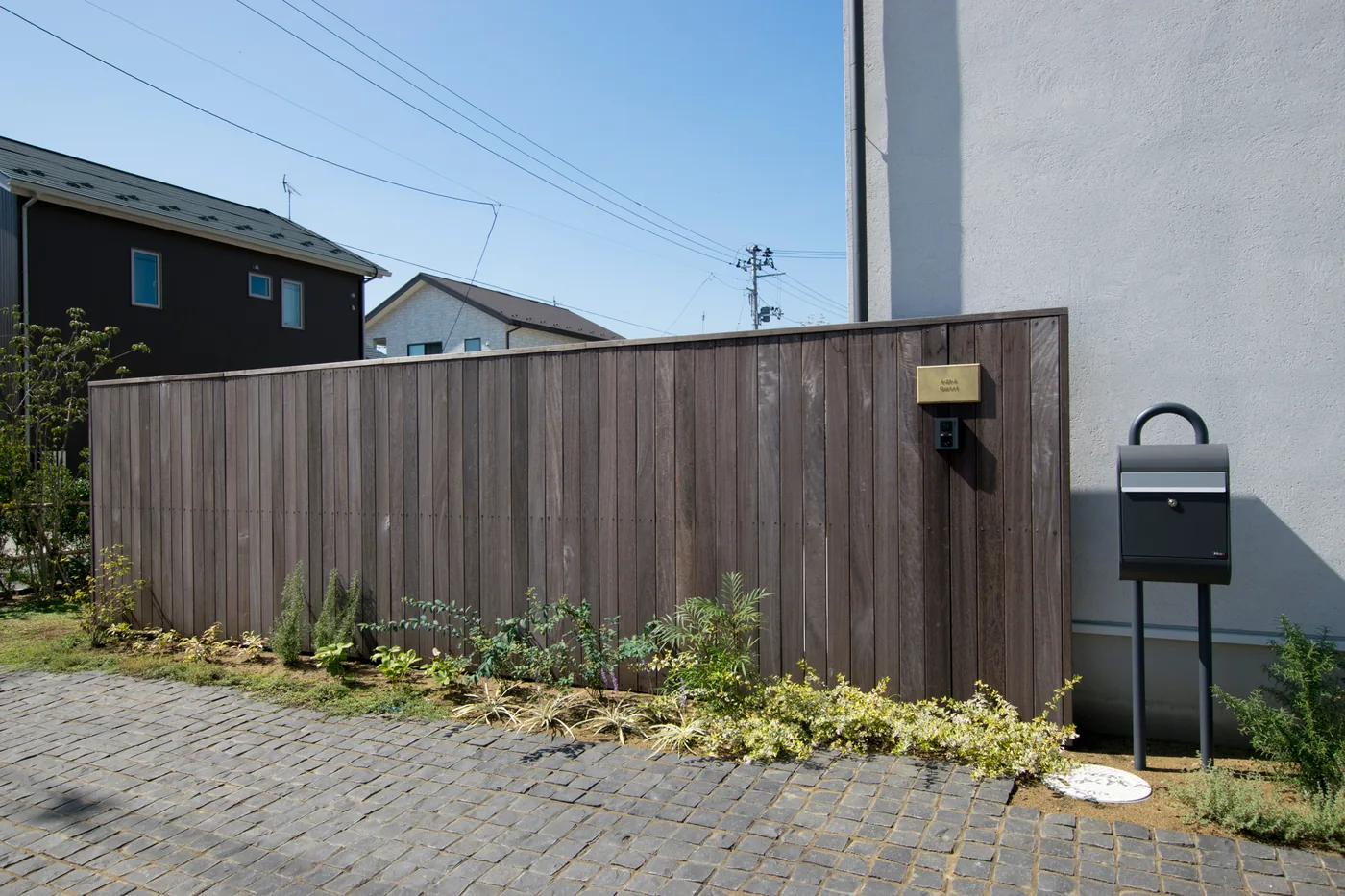 黒いポストと植栽に合わせたウリンフェンスの近景